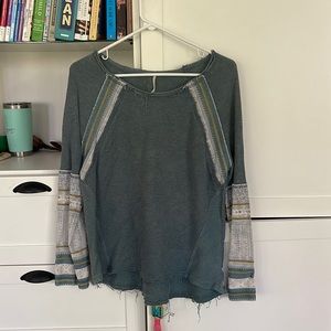 FREE PEOPLE LONG SLEAVE SHIRT WITH PATTERNS ON SLEAVE SIZE SMALL
